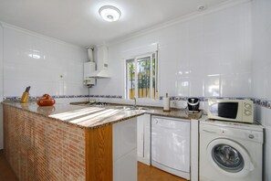 Fridge, microwave, stovetop, dishwasher