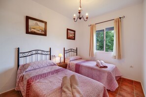 3 slaapkamers, een strijkplank/strijkijzer, gratis wifi, beddengoed