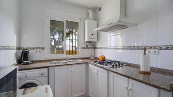 Frigorífico, microondas, placa de cocina y lavavajillas
