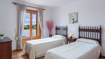 5 slaapkamers, een strijkplank/strijkijzer, wifi, beddengoed