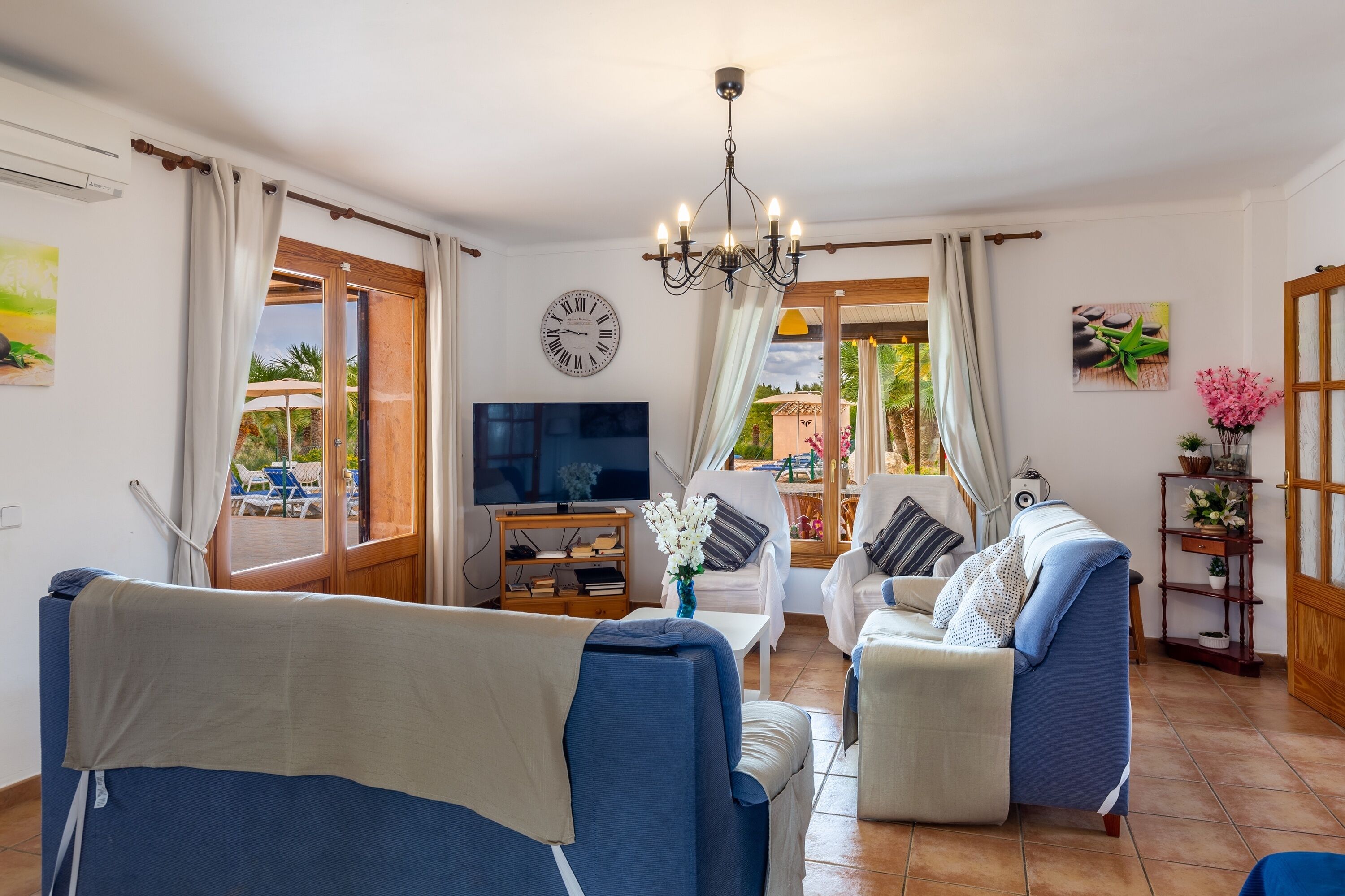 Televisie, een tafeltennistafel en een stereo