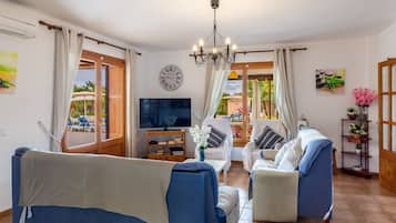 Televisie, een tafeltennistafel en een stereo