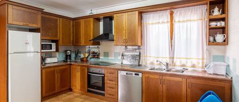 Køleskab, mikrobølgeovn, ovn, kogeplade