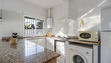 冰箱、微波炉、炉灶、洗碗机