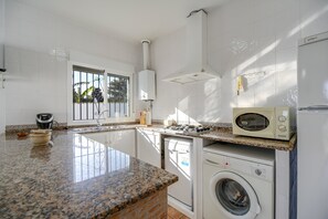 Frigorifero, microonde, piano cottura, lavastoviglie