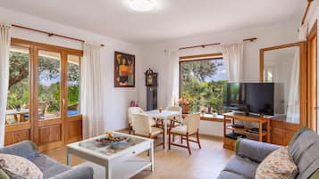 Een televisie en een tafeltennistafel