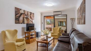 Una televisión, una mesa de tenis de mesa