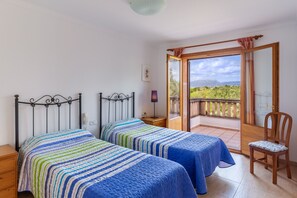 6 bedrooms, iron/ironing board, WiFi, bed sheets