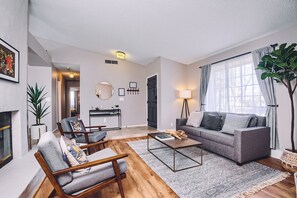 Télévision, cheminée, Hulu, livres