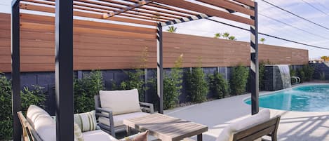 Una piscina cubierta, una piscina al aire libre