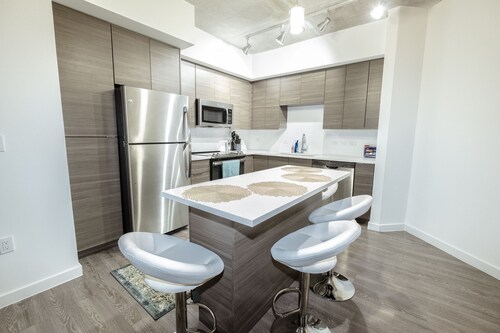 Disinfected unit. 5 min walk to UT. King bed.