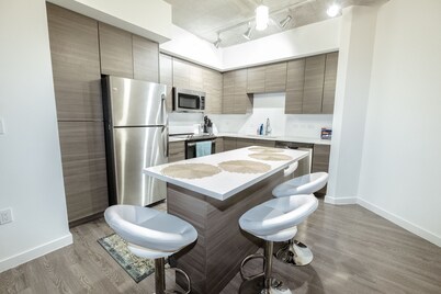 Disinfected unit. 5 min walk to UT. King bed.