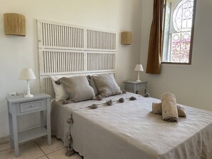18 slaapkamers, een strijkplank/strijkijzer, gratis wifi, beddengoed