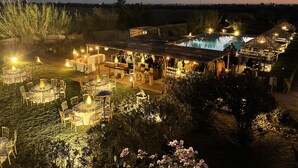 An outdoor event space with multiple dining areas, a pool, and a covered seating area. - LA SIESTA, 18 rooms, 41 sleeps for your event in Marrakech (Marrakech)