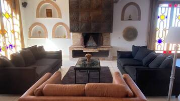 TV, fireplace