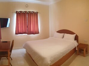 Quarto casal luxo | Escrivaninha, roupa de cama