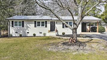 Aberdeen Vacation Rental | Studio | 1BA | Stairs Required | 320 Sq Ft