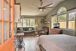 Internet, bed sheets - Studio w/ Patio - Walk to Hikes, Sights & Bites (Aberdeen)
