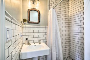 Articles de toilette (gratuits), séchoir à cheveux, serviettes fournies