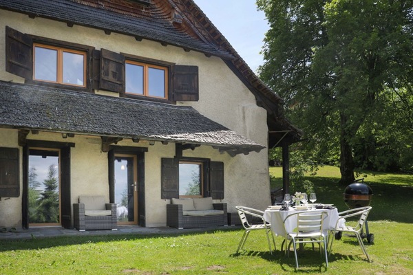 Pflanze, Gebäude, Eigentum, Fenster, Himmel, Baum, Tür, Haus, Grundstueck, Schatten