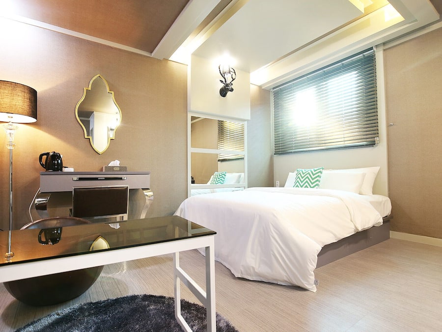 ุจุฏูููุฑุงุช ูุฑูุฏุฉ ููู ุบุฑูุฉ ูู
ูุชุจ ูู
ุณุงุญุฉ ุนู
ู ูููู
ุจููุชุฑ ุงูู
ุญู
ูู