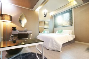 Decoración personalizada, escritorio y espacio para trabajar con laptop 