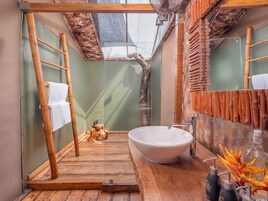 Barraca superluxo | Banheiro | Chuveiro, chuveiro com efeito de chuva, produtos de toalete grátis 