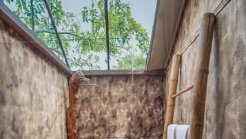 Shower, rainfall showerhead, free toiletries, hair dryer