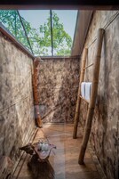 Chuveiro, chuveiro com efeito de chuva, produtos de toalete grátis 