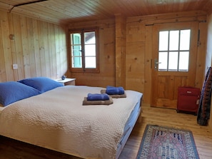 5 bedrooms, travel crib, free WiFi