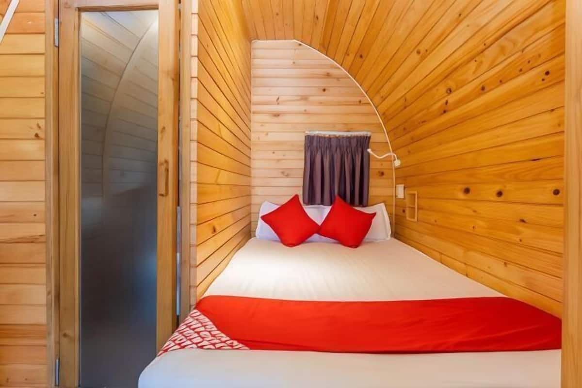 Minibar, desk, free WiFi, bed sheets