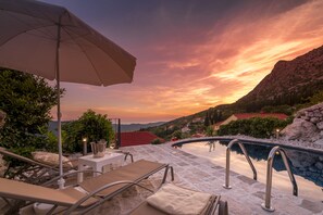 Piscina a l'aire lliure i piscina climatitzada