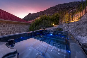 Tina de hidromasaje al aire libre