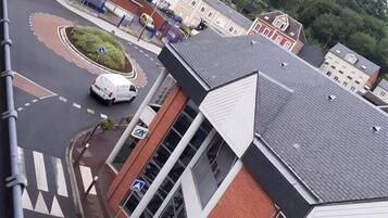 Deluxe kamer | Individueel gedecoreerd, individueel gemeubileerd, een bureau