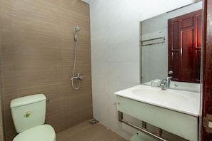 Un baño con inodoro, ducha y lavamanos.