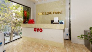 A hotel reception desk with a sign reading "PHU C LONG Hotel" and "OYO" branding. - OYO 1067 Phuc Long Hotel (Da Nang)