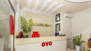 A hotel reception desk with a sign reading "OYO LONG HOTEL". - OYO 1067 Phuc Long Hotel (Da Nang)