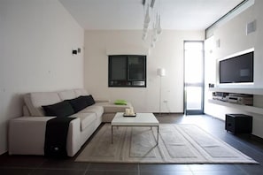 TV, lettore DVD, libri, impianto stereo