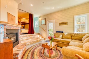 Smart TV, fireplace, DVD player, books - The Lookout – Dillon Beach Retreat • Walk to Beach • Dog-Friendly • WiFi (Dillon Beach)