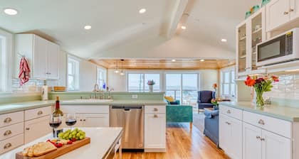 The Lookout-Remodeled Charming BeachHouse!Walk to Beach! Ocean Views!Dog/WiFi