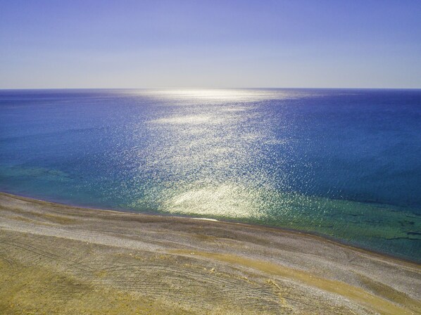 Plage, chaises longues, serviettes de plage