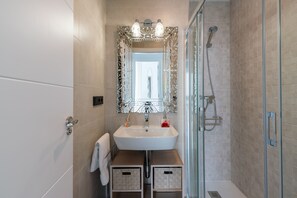 Shower, hair dryer, towels, soap - San Lorenzo. 3 bedrooms, terrace, private pool (Sevilla)