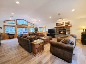 TV, caminetto, lettore DVD