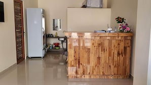 Een keuken met een houten aanrecht, een koelkast en een gootsteen.