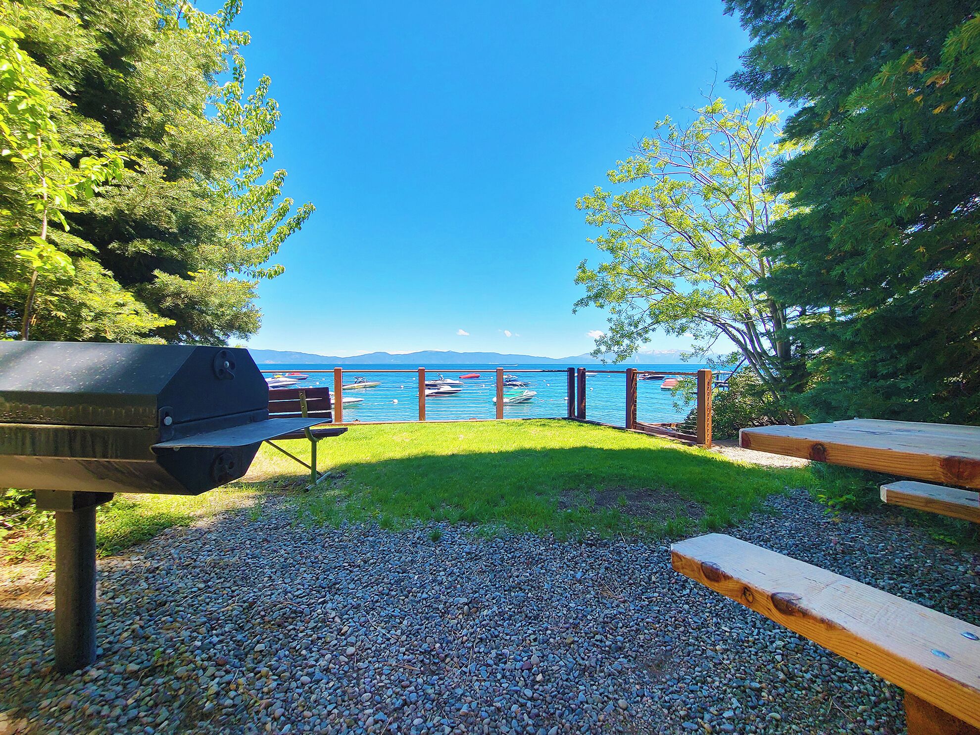 Zona de barbacoa con vistas al lago y a las montañas.