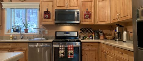 Jääkaappi, mikroaaltouuni, uuni, liesi