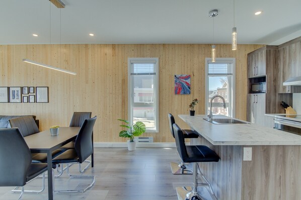Fridge, microwave, oven, stovetop - The Kaméléon, The Halo (Québec City)