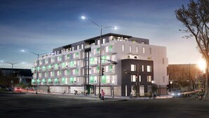 Un bâtiment moderne à plusieurs étages, doté d’une façade plane, de grandes fenêtres et d’une entrée au niveau du sol.
