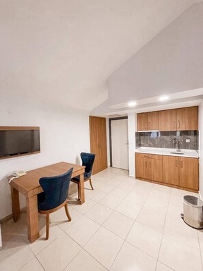 Suíte | 1 quarto, frigobar, escrivaninha, quartos à prova de som