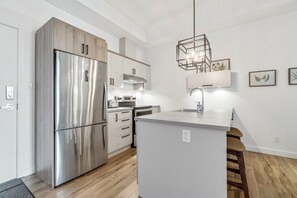 Kühlschrank, Ofen, Herdplatte, Geschirrspüler